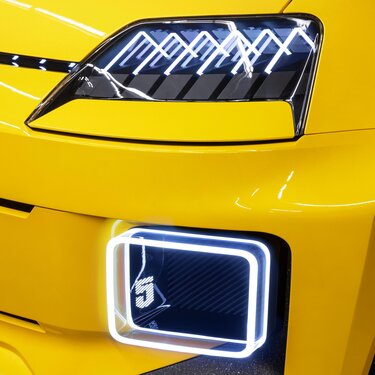 typická světla LED – elektrický prototyp Renault 5 E-Tech
