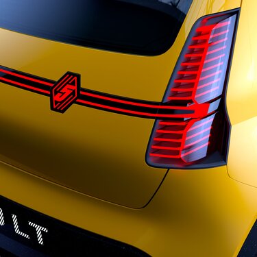 zadní světla se spoilerem – elektrický prototyp Renault 5 E-Tech