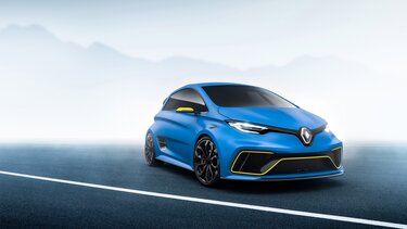 Renault ZOE e-Sport Concept Car mitten in einer nebligen Landschaft