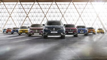 Zehn Renault Fahrzeuge bilden ein V in einer Halle: Espace, Koleos, Kadjar, Twingo, Clio, Captur