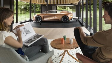 Paar betrachtet Renault SYMBIOZ Concept Car in Ausstellungshalle