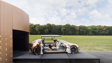 Seitenansicht eines stehenden Renault SYMBIOZ Concept Car mit offenen Türen