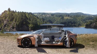 Bild in den Innenraum eines Renault SYMBIOZ Concept Car vor Naturkulisse