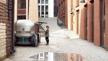 Frau entsperrt den Renault EZ PRO Concept Car mit ihrem Handy