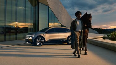 Renault MEGANE eVISION buiten met een paard