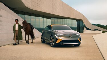 Renault MEGANE eVISION buiten een gebouw