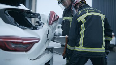 vyproštění cestujících – Renault a hasiči