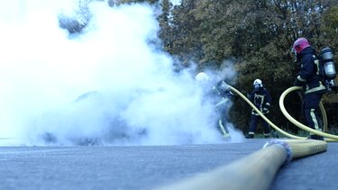 extinguishing a burning vehicle - Renault and firefighters