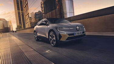 Nowe Renault Megane E-Tech elektryczne przód droga 