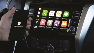 Fahrer eines Renault Fahrzeugs verbindet sein Smartphone mit dem Renault Connect System