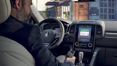 Renault Fahrer steuert Renault Connect System