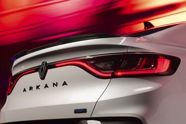 Renault Arkana E-Tech full hybrid – velký spoiler, tmavé chromované logo a označení