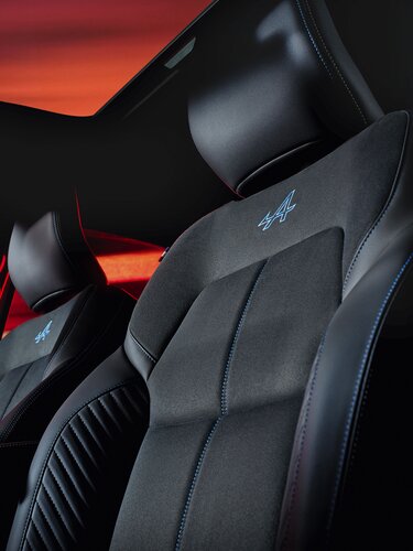 Renault Arkana E-Tech full hybrid - upholstery and steering wheel
