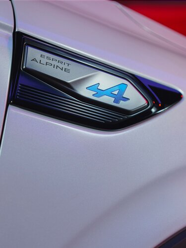 Renault Arkana E-Tech full hybrid ‒ bočné panely Alpine a disky kolies