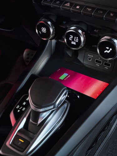 Renault Arkana E-Tech full hybrid - carregador por indução e detalhes em cor de ardósia