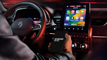 Renault Arkana E-Tech full hybrid - pantalla multimedia y servicios conectados