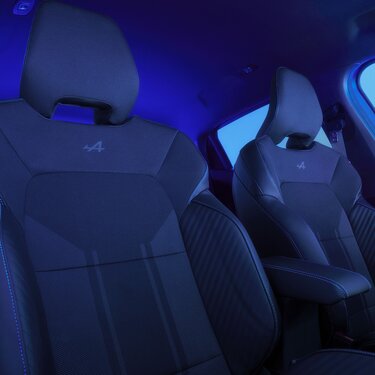 Renault Clio E-Tech full hybrid ‒ čalúnenie a volant