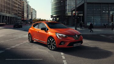 Narandžasti Renault CLIO u gradu