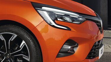 Clio orange exterior
