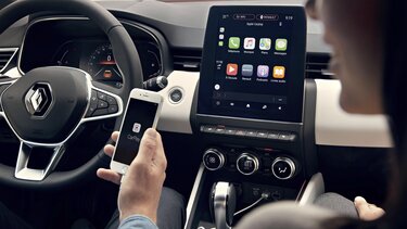 prikaz sučelja pametnog telefona na 9,3-inčnom zaslonu osjetljivom na dodir automobila CLIO