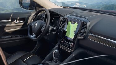 Interiér vozu Renault Koleos, palubní deska, volant a multimediální obrazovka