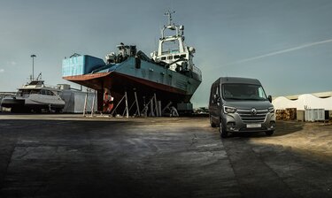 Renault Master bedrijfswagen industrieterrein 