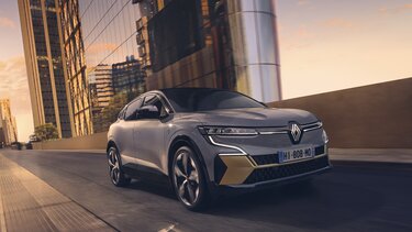 Renault Megane E-Tech 100% electric – Aussendesign – Fahrzeug auf der Strasse