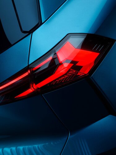 Renault Symbioz - linia świateł w kształcie połowy rombu