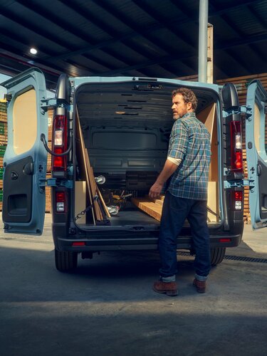 forme à angle droit pour un chargement optimal  - Renault Trafic Van