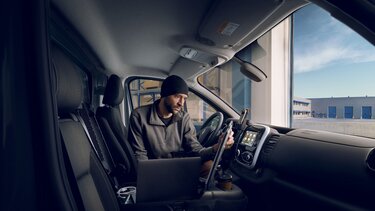bouwvakker in cabine renault bedrijfswagen laptop