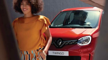 Renault TWINGO vermelho vista dianteira 