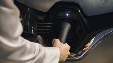 Renault Zoe E-Tech electric - Zbliżenie na osłonę chłodnicy, reflektory i pokrywę silnika