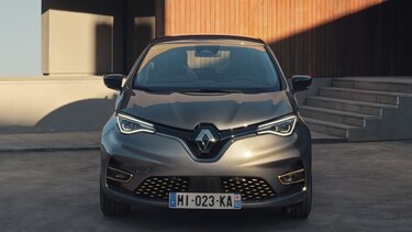 Renault ZOE - Particolare della calandra, dei fari e del cofano motore