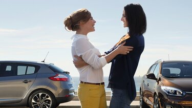 Renault OCCASIONS - Deux femmes s’enlacent près de leur voiture