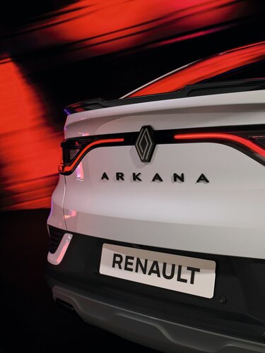 Renault Arkana - logotipo dark chrome y marcado