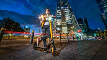 Persona en un scooter eléctrico