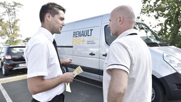 klient i pracownik przed samochodem z logo RENAULT PRO+