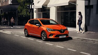 Narančasti mali automobil CLIO – izvana