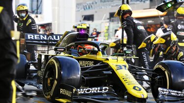 Команда Renault DP World F1 Team здобула третій подіум в сезоні на Гран-прі Сахіра - Естебан Окон фінішував другим і показав свій найкращий результат у Формулі-1. Даніель Ріккардо завершив фантастичну гонку на п'ятому місці. Команда залишається п'ятою в Кубку конструкторів, набравши 172 очка, і налаштовується на фінальну гонку сезону в Абу-Дабі, яка відбудеться наступної неділі.