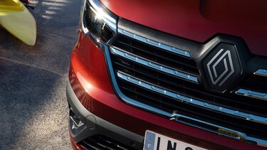 Абсолютно новий Renault TRAFIC Passenger кольору Carmine Red
